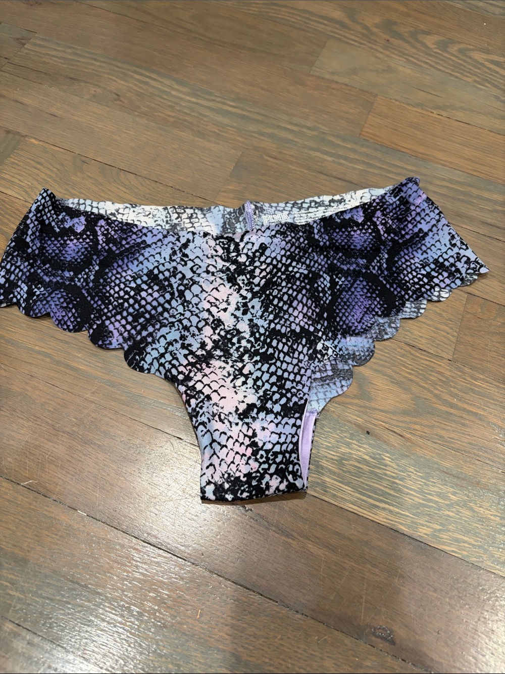 Women's Scalloped Snake-Print cheekster  in Purple